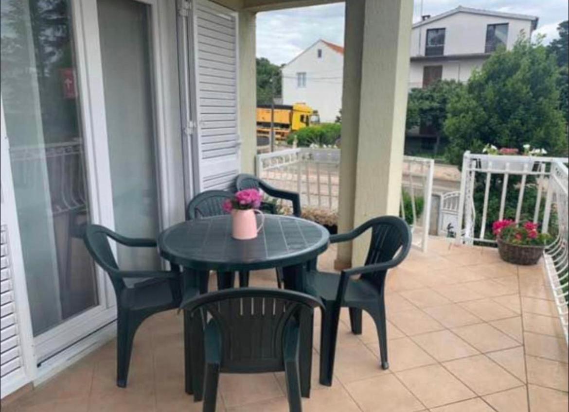 Appartement Apartman Kurtov à Pakoštane Extérieur photo